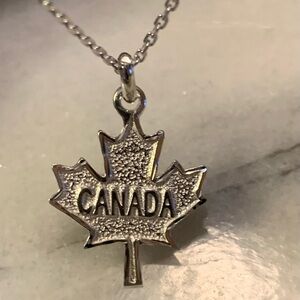 🇨🇦 Sterling Silver .925 Canada Maple Leaf Pendant Necklace 16”